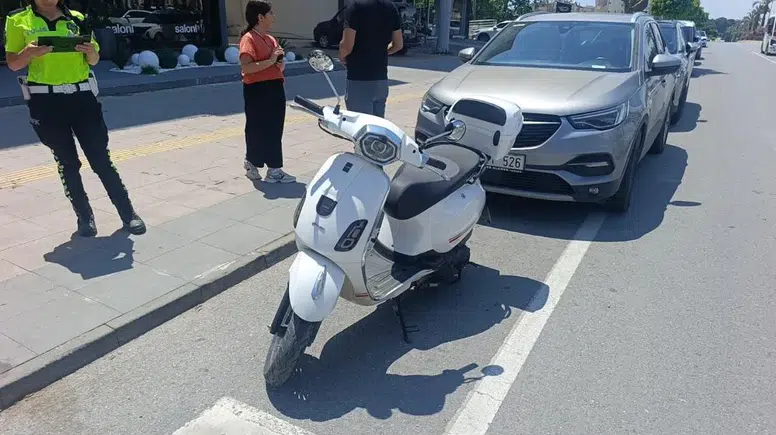 Manavgat'ta Yayalara Yol Veren Otomobile Çarpan Motosiklet Sürücüsü Yaralandı