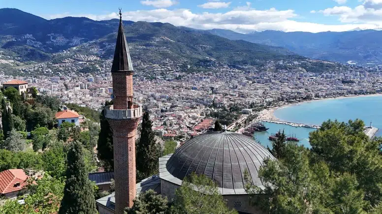 Alanya Kalesi’ndeki 800 Yıllık Miras Ziyaretçi Akınına Uğruyor