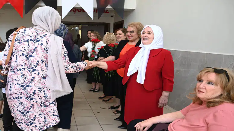Kemer'de Anneler Günü Coşkusu! Başkan Topaloğlu'ndan Eğitim Müjdesi