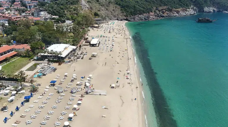 Alanya’da Güneşi Gören Plaja Koştu! Kleopatra Plajı Doldu Taştı