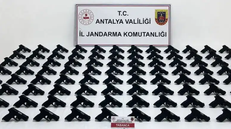 Serik’te Operasyon: Araçtan 100 Ruhsatsız Tabanca Çıktı, 2 Tutuklama