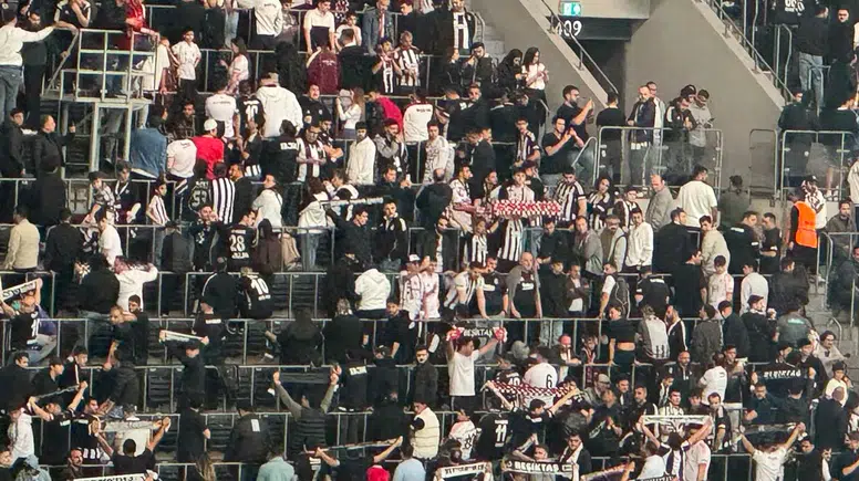 Beşiktaş'ta İnönü Buz Kesti! Dev Derbide Sahaya Sırtlarını Döndüler!