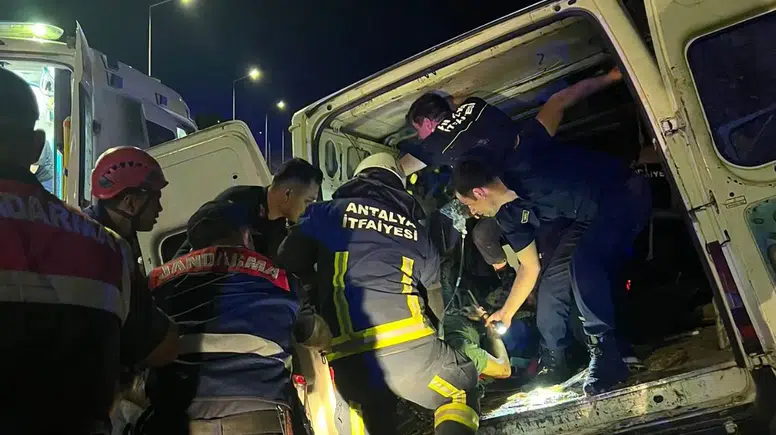 Alanya Dim Çayı Tüneli Çıkışında Duvara Çarptı! Sürücü Kurtarılamadı