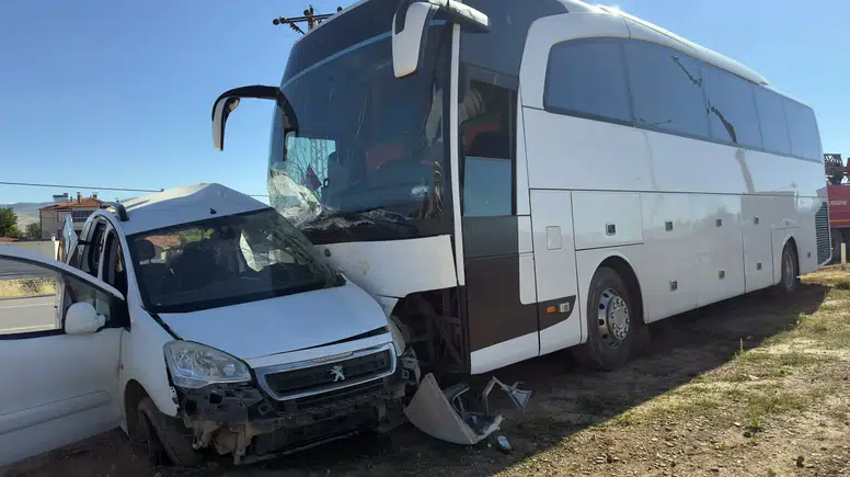 Isparta'da Tur Otobüsüyle Çarpışan Araç Sürücüsü Hayatını Kaybetti