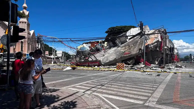 Filipinler’de 7.8 Büyüklüğünde Deprem ve Tsunami
