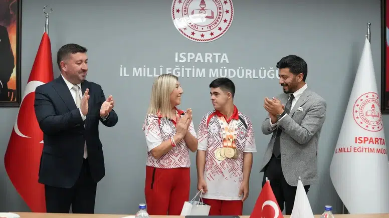 Ispartalı Adem Baş Down Sendromu Dünya Şampiyonası'ndan 5 Altın Madalyayla Döndü