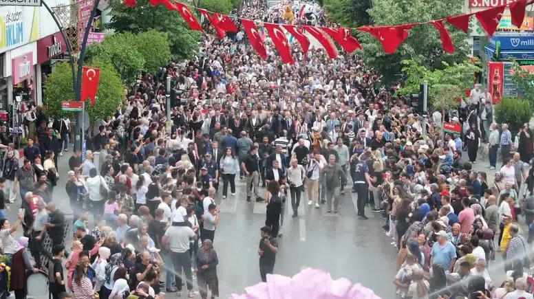 Isparta'da Uluslararası Gül Festivali Coşkusu: Kent Bayram Yerine Döndü!