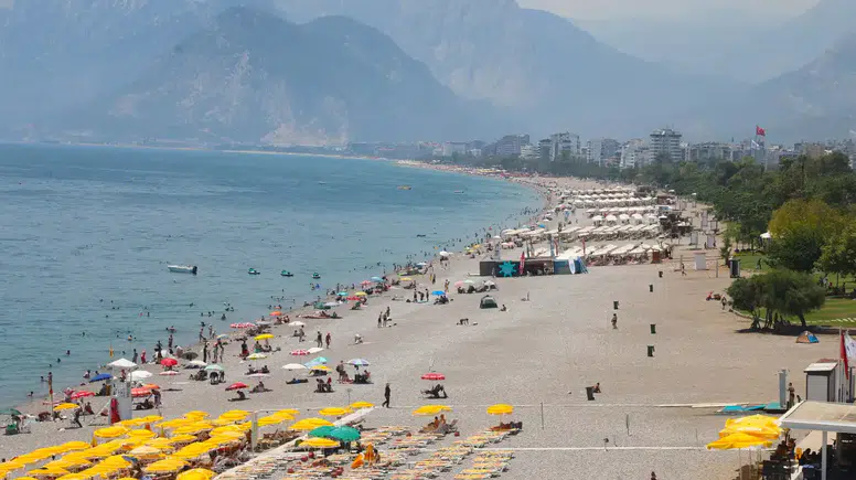 Antalya'da 47 Derece Sıcaklık: Sahiller Dolup Taştı
