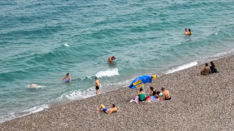 Antalya'da Yağmur Sürprizi: Sahildekiler Denizi Terk Etmedi
