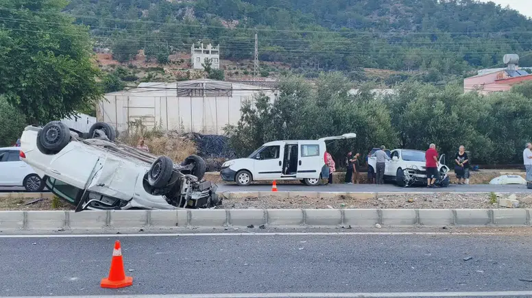 Şerit Değiştirmek İsterken Çarpıştılar: Araç Takla Attı, 2 Yaralı!