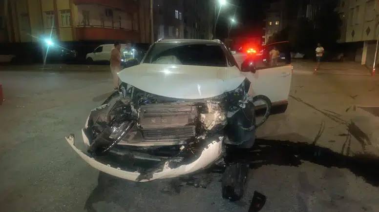 Manavgat'ta İki Otomobil Çarpıştı: 4 Kişi Yaralandı