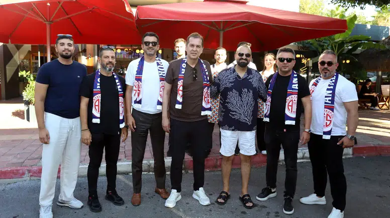 Konyaaltı'nda Kırmızı-Beyaz Çıkarma: Antalyaspor Otobüsü Sokakları İnletti!