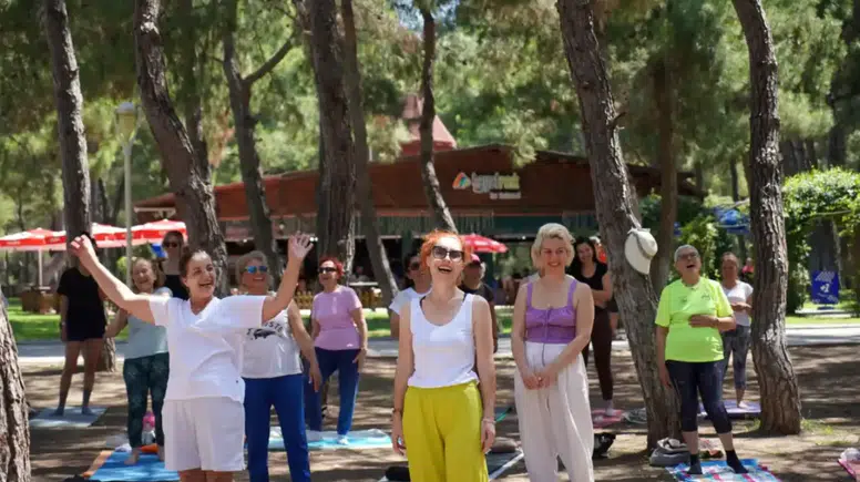 Konyaaltı’nda Gerçekleştirilen Kahkaha Yogası ile Stres Attılar