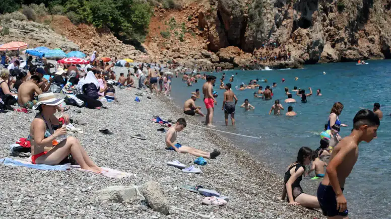 Aşırı Sıcaklar Antalya'yı Esir Aldı: Termometreler 41'i Gördü