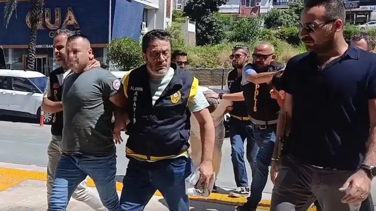 Alanya'da Pompalı Dehşeti: Sokak Ortasında Kurşun Yağdırdı!