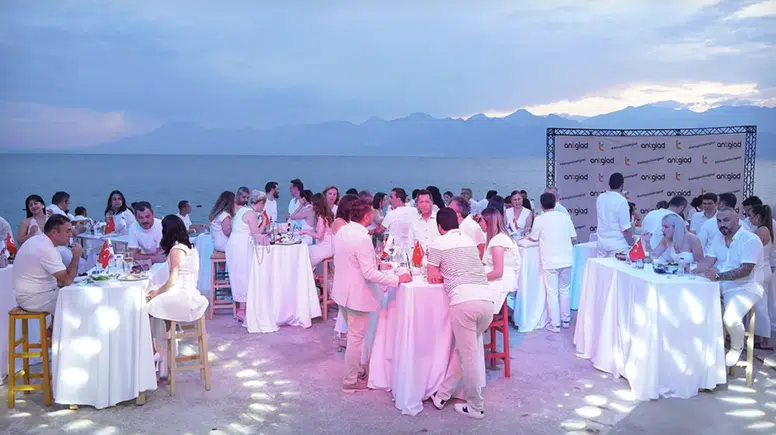 Antalya'da "Beyaz" Konseptli Gece! ANTGİAD Üyeleri Yaza Merhaba dedi