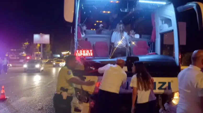 Burdur'da Korkutan Çarpışma: Otobüsle Burun Buruna Gelen Araçta 3 Yaralı!