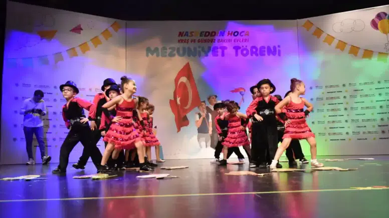 Kepez'de Kreşlerin Mezuniyet Sevinci: Minikler İlk Keplerini Attı