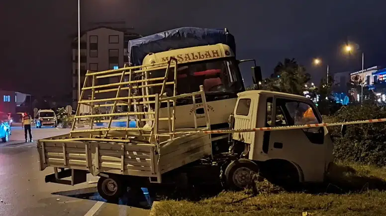 Gazipaşa'da Kamyon ile Kamyonet Çarpıştı: 1'i Ağır 2 Yaralı