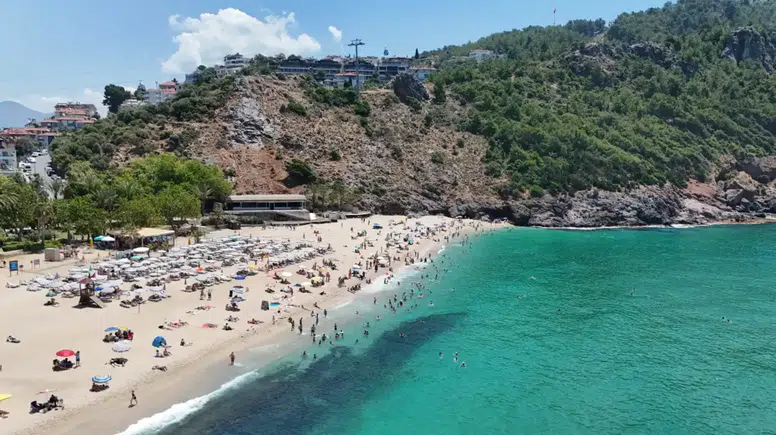 Alanya'da Yaz Sıcaklarında Turistler Kleopatra Plajı'na Akın Etti