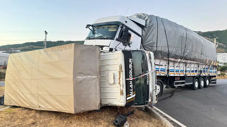 Gazipaşa'da Kavşak Kazası: Kamyonet Devrildi, 1 Yaralı