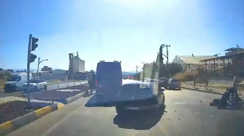 Serik’te AFAD Minibüsüyle Çarpışan Mobilet Sürücüsü Ağır Yaralandı