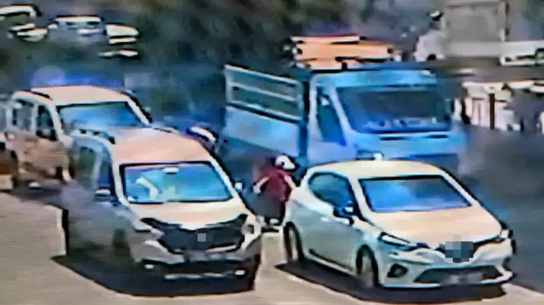 Adana’da Peş Peşe İki Aracın Çarptığı 4 Yaşındaki Çocuk Kurtarılamadı