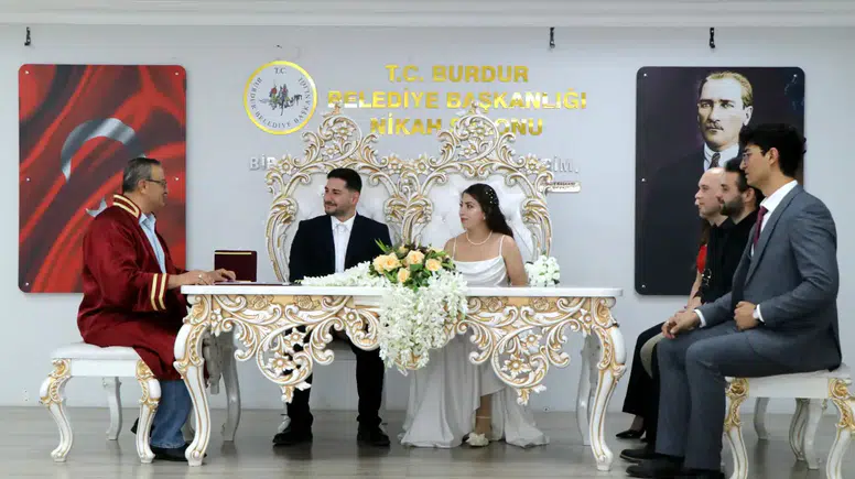 Takvimler 26.06.2026'yı Gösterdi: Burdur'da Nikah Dairesi Dolup Taştı!