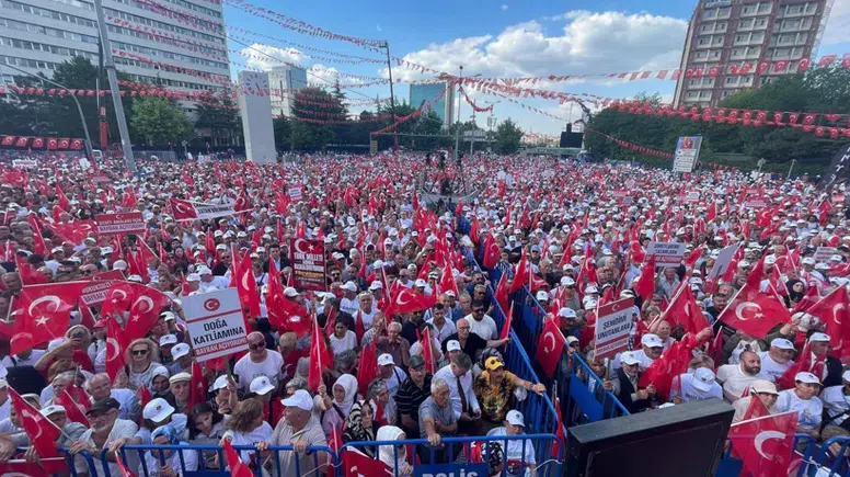 İYİ Parti’den Ankara’da Gövde Gösterisi! Dervişoğlu’ndan ‘Bayrak Mitingi’nde Sert Mesajlar