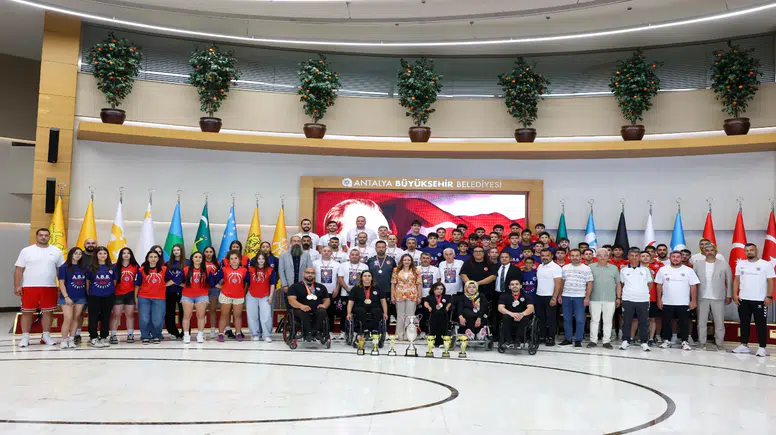 Antalya'nın Şampiyonları Başkan Vekili Özdemir ile Buluştu