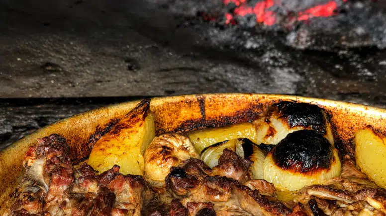 Gömbe Yaylası'nın Asırlık Lezzeti: Odun Ateşinde Eşsiz Tepsi Kebabı