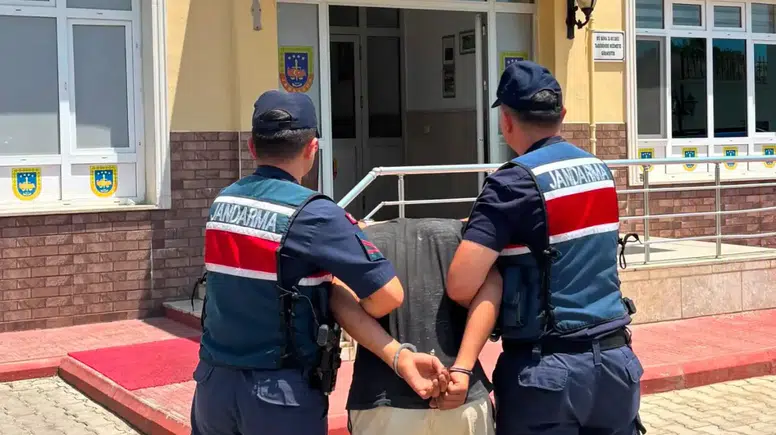 Alanya'da Jandarma Kimliğiyle Yiyip İçip Kaçtı