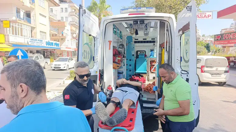 Manavgat’ta Kavşak Kazası: Motosikletli İki Kişi Yaralandı