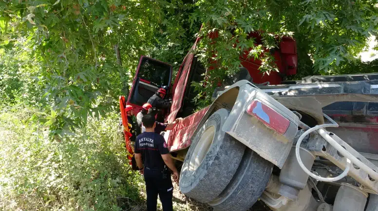 Manavgat'ta Kum Yüklü Çekici Dere Yatağına Devrildi