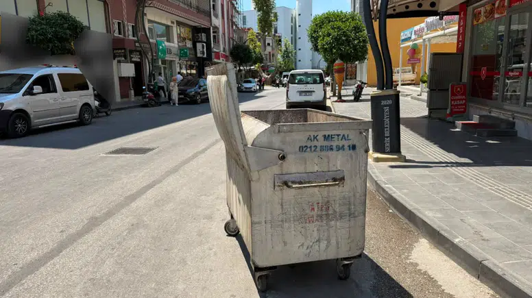 Kontrolden Çıkan Çöp Konteyneri Hafif Ticari Araca Saplandı