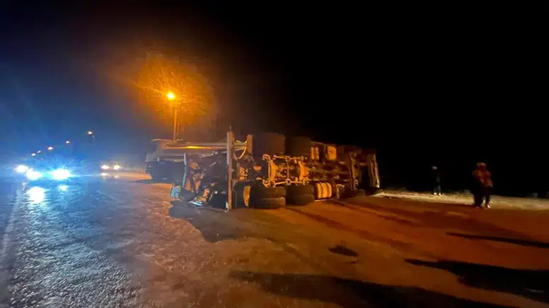 Manavgat'ta Beton Mikseri Virajı Alamadı: Devrilen Aracın Sürücüsü Yaralandı!