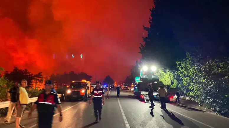 Fethiye'deki Alevler Geceyi Aydınlattı, Seydikemer Yangını Büyük Ölçüde Kontrol Altında