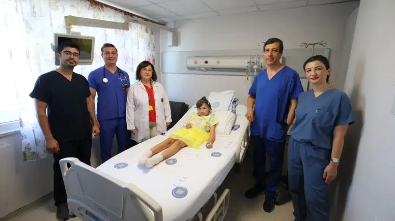Kırgızistanlı Minik Akhmarcan Antalya’da Şifa Buldu: Nadir Hastalığı 5 Tıkaçla Yenildi!