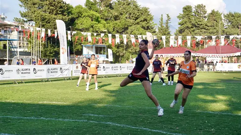 Alanya'da Hentbol Etkinliği Başladı: 2 Bin Sporcu Şampiyonluk İçin Sahaya Çıkıyor