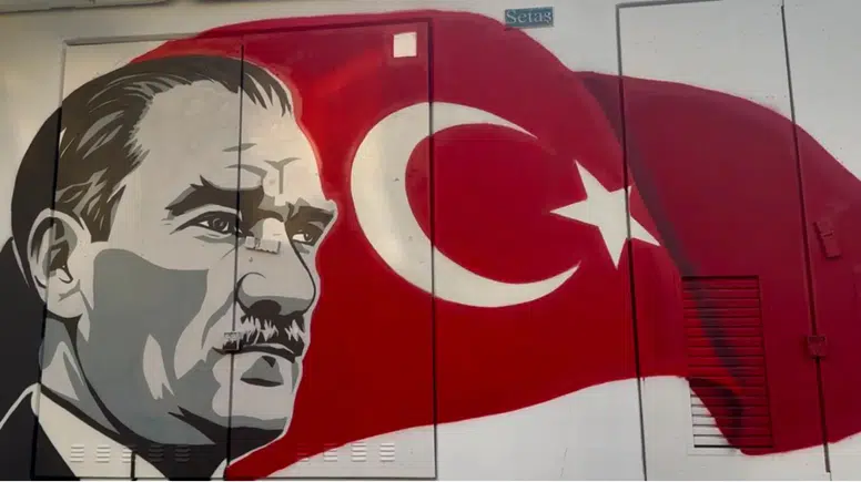 Korkuteli'nde Trafo Binaları Atatürk ve Türk Bayrağıyla Yenileniyor