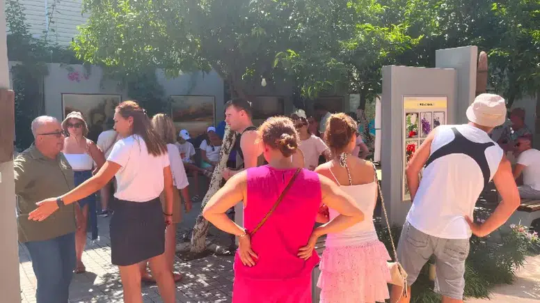Kemer'de Kültür Evi'ne Ziyaretçi Akını Sürüyor