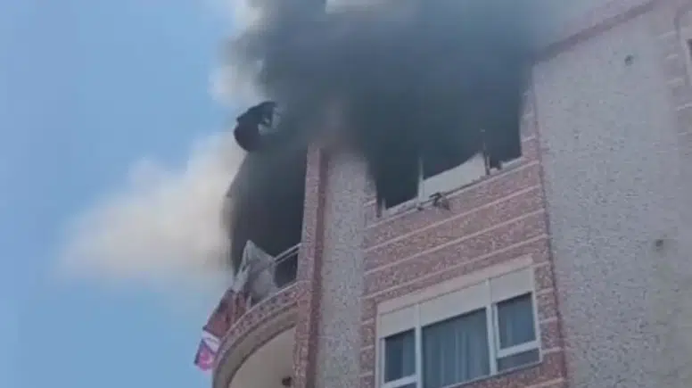 Kepez'de Apartman Yangını Paniği! Terasta Mahsur Kaldılar