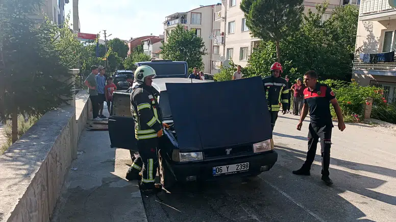 Sokak Ortasında Dehşet: Park Halindeki Otomobil Aniden Alev Aldı!