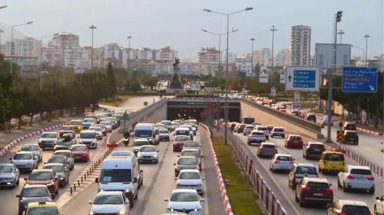 Trafikte Alarm Zilleri: Antalya'da Araç Sayısı 1 Milyon 700 Bini Aştı