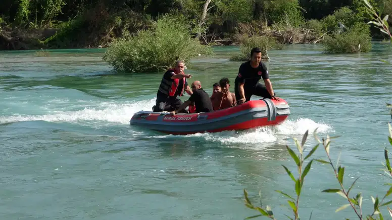 Manavgat Irmağı’nda Adacıkta Mahsur Kalan 4 Kişi Kurtarıldı