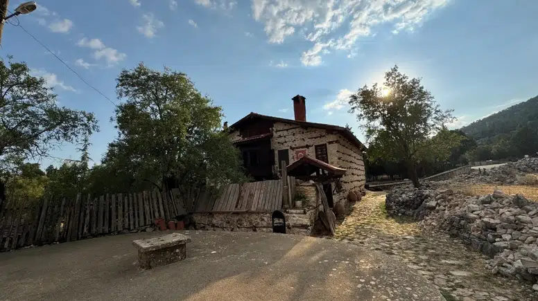 Akseki'nin Betonsuz Köyü: Sarıhacılar Köyü Nüfusunun 1800 Katı Ziyaretçi Çekiyor