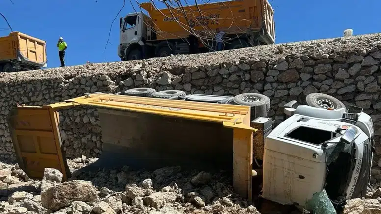 Yol Yapım Sahasında Feci Kaza: Korkuteli-Fethiye Yolunda Devrilen Kamyonun Sürücüsü Öldü