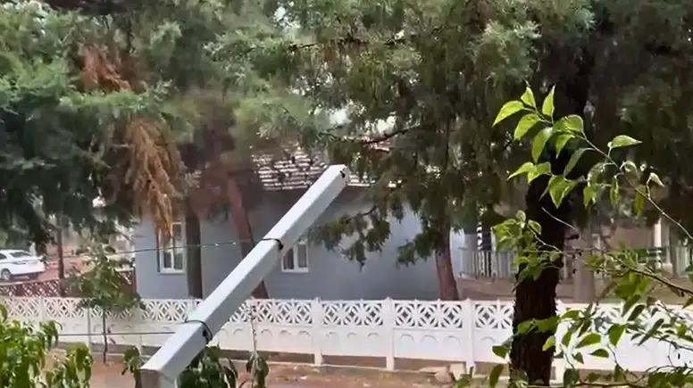 Korkuteli’de Gökyüzü Karardı! Sağanak Yağış Etkili Oldu