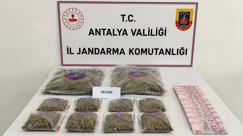 Döşemealtı'nda Zehir Operasyonu! 5,6 Kilo Skunk ve 120 Bin TL Ele Geçirildi