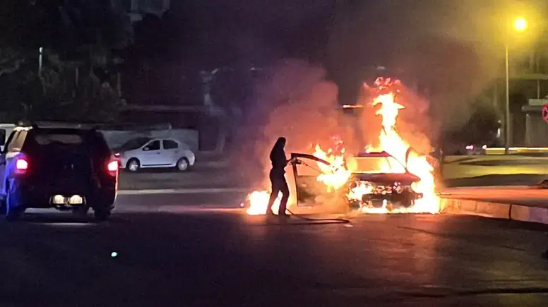 Kepez'de Otomobil Alev Topuna Döndü: Kadın İtfaiyeciden Jet Müdahale